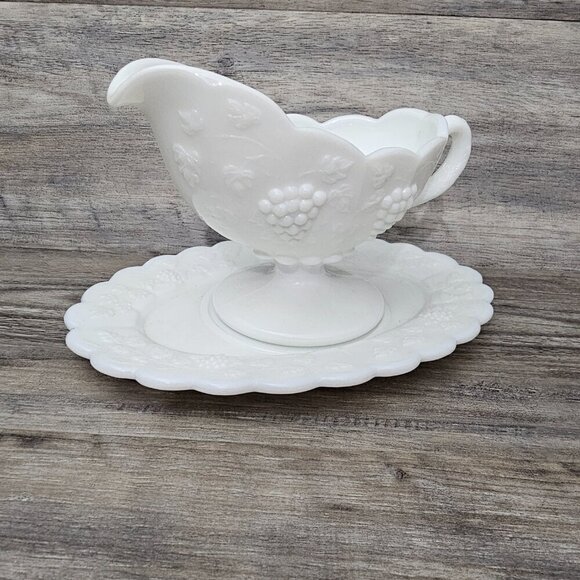 WESTMORELAND Paneled Grape Vintage Milk Glass Gravy Boat with Tray - Picture 11 of 11